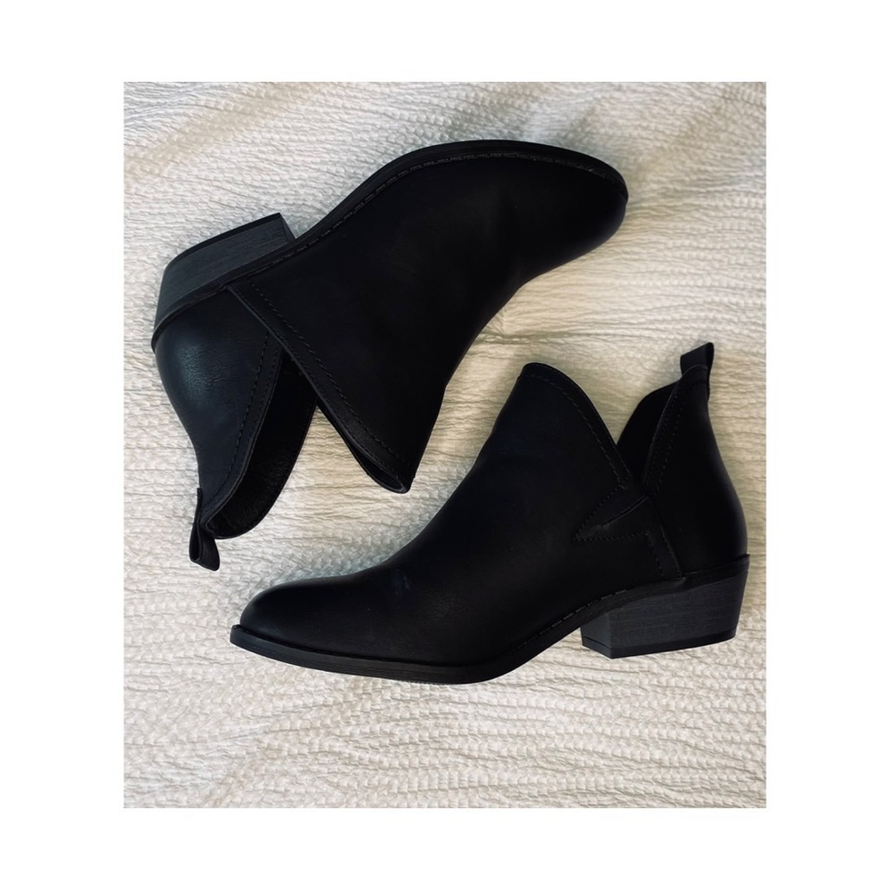 BLACK SIZE 6 BOOTIES